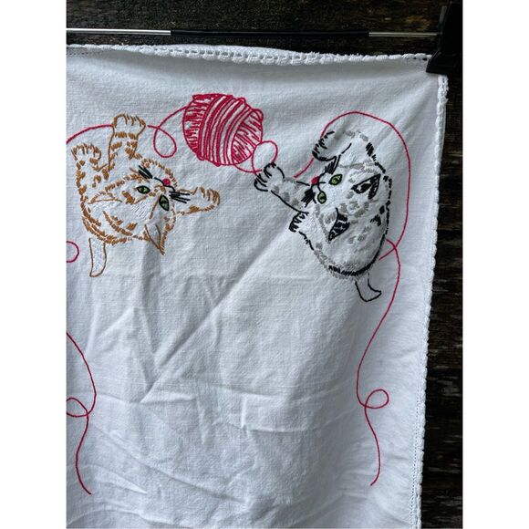 Vintage embroidered kittens playing table runner. - Picture 4 of 5